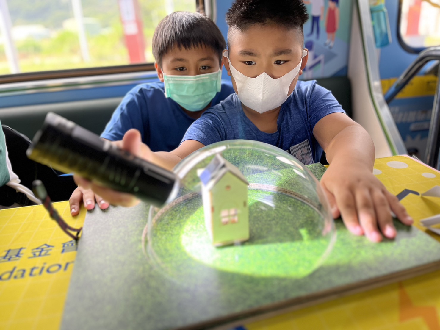 恒峰G22參與基礎科學主題車廂，以STEAM教學精神，設計「逐日科學家」、「太陽能工程師」以及「淨零建築師」三大能源科普課程和實驗